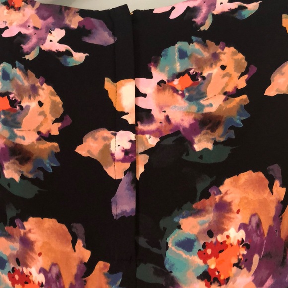 Shift dress with ruffle shoulder - Picture 4 of 5